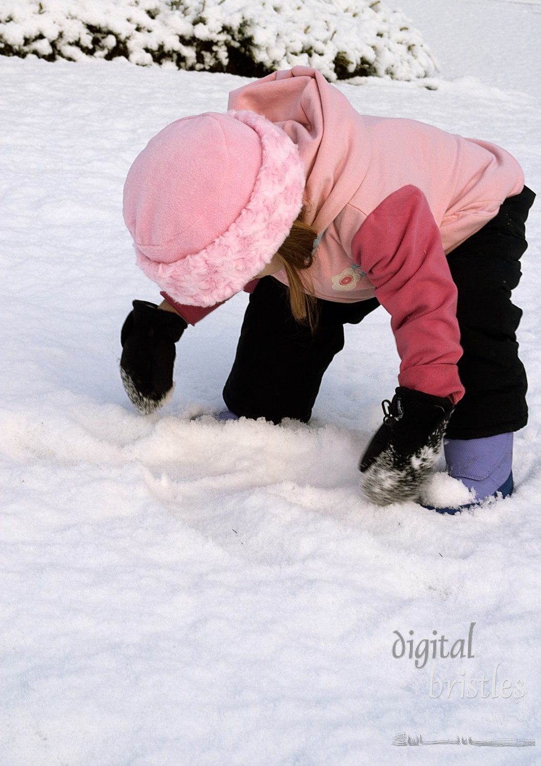 Scoop up the maximum snow for a good snowball