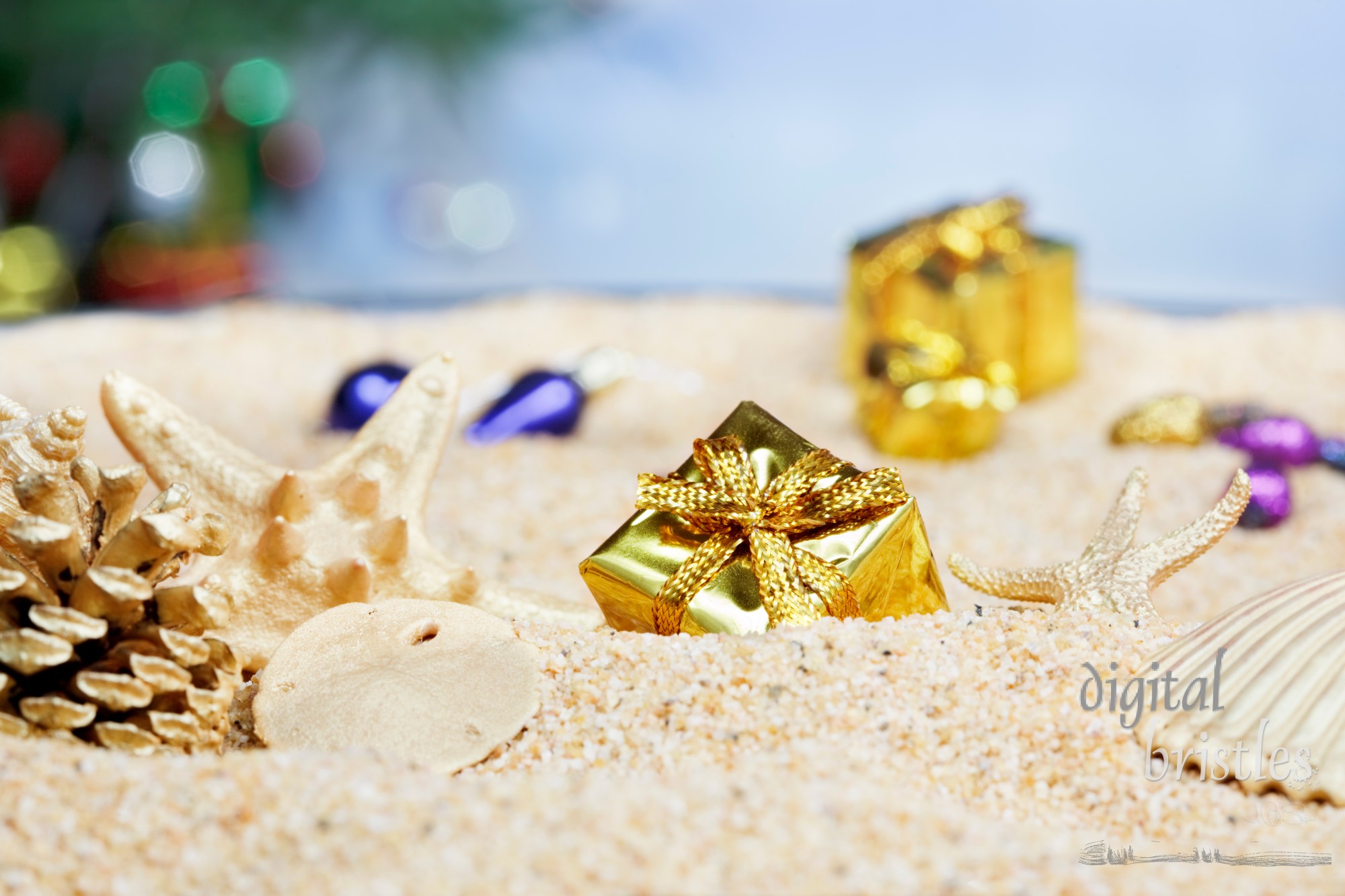 Christmas ornaments in the sand - gold packages